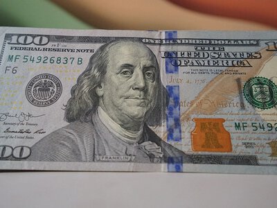 Огляд валютного ринку: готівковий долар продовжує зростати в ціні