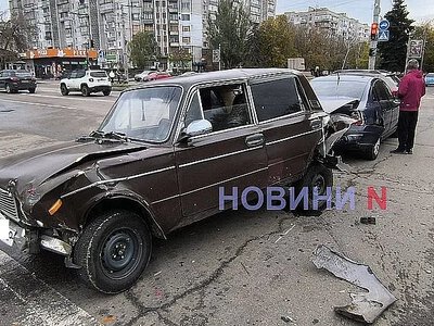 Nissan влетів у ВАЗ: відео моменту ДТП із трьома автомобілями в центрі Миколаєва