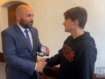 Сміттєзбірник з Пльзня знайшов українські документи та півмільйона крон і віддав їх поліції