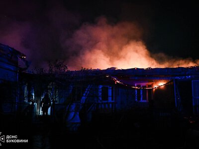 У Боянах горів будинок із літньою кухнею та гаражем: рятувальники ліквідували пожежу на 200 м²