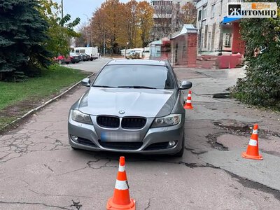 У місті Житомирської області водій BMW здавав назад і збив 54-річну жінку