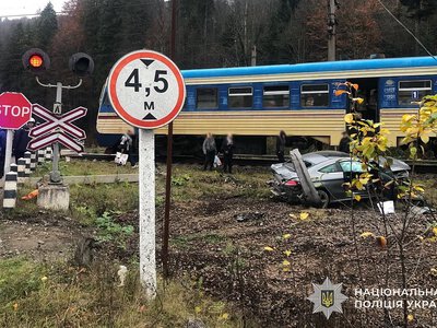 Електропотяг протаранив Mercedes на залізничному переїзді у Львівській області: постраждала жінка
