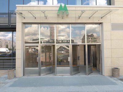 Біля метро «Оболонь» рік не працює ліфт: кияни просять відновити доступ до переходу