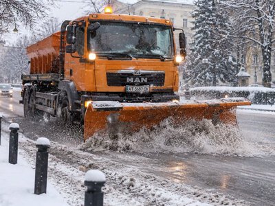 У Франківській громаді готують комунальну техніку до зими: коли розпочнуть цілодобове чергування