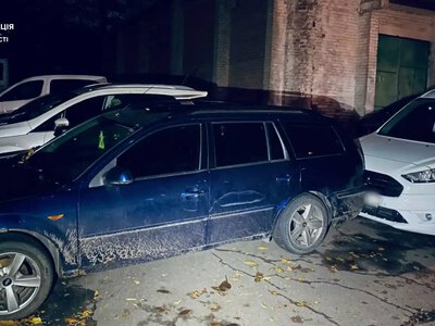 У Рівному п’яний водій під час комендантської години протаранив припарковане авто