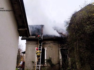 У Франківську рятувальники двічі гасили пожежу в покинутій будівлі