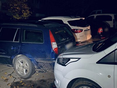 У Рівному під час комендантської години пʼяний водій Ford врізався у припарковане авто