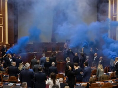 Опозиція Албанії зірвала засідання парламенту фаєрами — The Hindu
