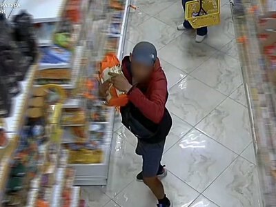 Забігав у магазини й тікав із кавою: у Мукачеві грабіжник отримав 7 років увʼязнення (ВІДЕО)