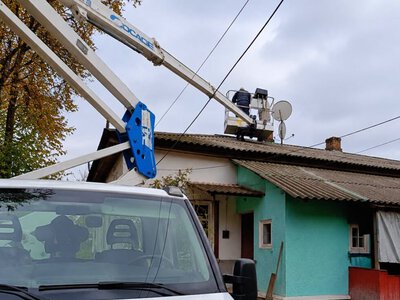 У Глухові ремонтують покрівлю приватного будинку, пошкодженого внаслідок ворожих атак