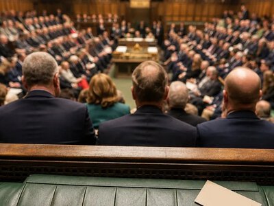 Лідера Reform UK Фараджа звинуватили у штовханні депутатки — The Guardian