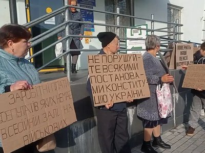 У Дубровиці чорнобильці та пенсіонери вийшли на акцію протесту
