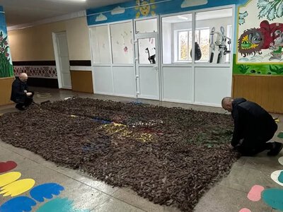 У Малівському ліцеї на канікулах плетуть маскувальні сітки для військових