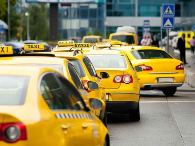 Ціни на таксі під час повітряних тривог обмежать: у Мінвідновлення пояснили нові правила