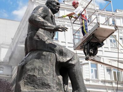 У Києві частково демонтують захисні конструкції на пам’ятниках: фахівці виявили плісняву та руйнування постаментів