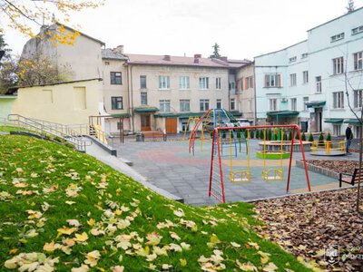 У Тернополі відкрили інклюзивний майданчик біля поліклініки