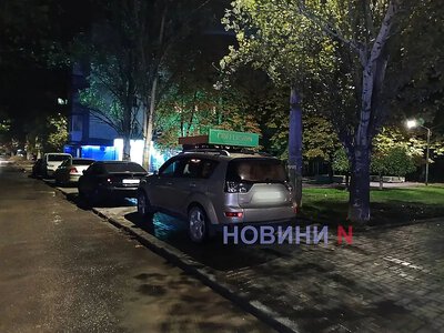 У Миколаєві невідомий автомобіль врізався у Mitsubishi Outlander