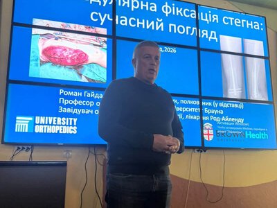 Американська медицина в дії: на Закарпатті полковник армії США разом із місцевими хірургами рятує поранених захисників