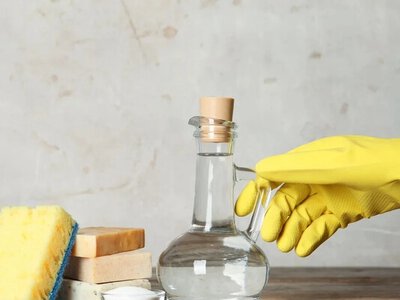 Безпечне очищення раковини: як правильно використовувати оцет і які матеріали не можна ним мити