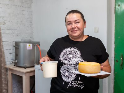 Усе почалося з телят, яких узяли в борг: історія переселенки з Чорнобаївки, яка розвиває сироваріння на Миколаївщині