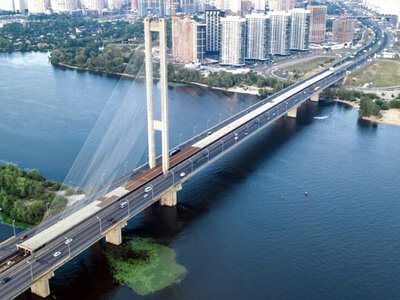 У Києві відновили рух Південним мостом: кого можуть не пропустити