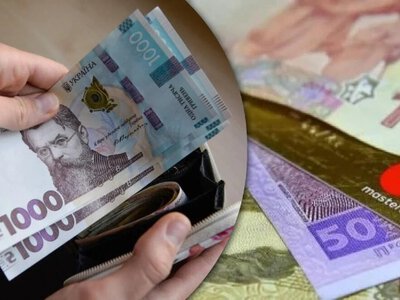 Пенсійні та соціальні виплати українцям: чи знайшлись гроші у ПФУ