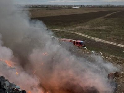 На Ужгородщині спалахнуло сміттєзвалище: через сильний вітер вогонь охопив уже 500 кв. м