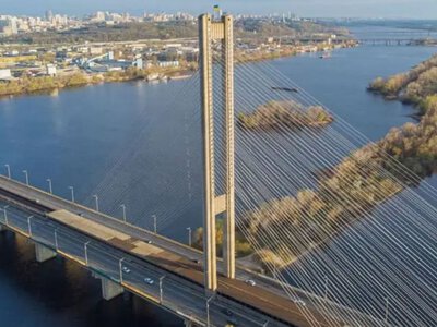 Лише одна смуга та до 10 тонн: у Києві частково відкрили Південний міст