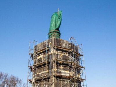У Києві знімають захист із пам’ятників: у чому причина