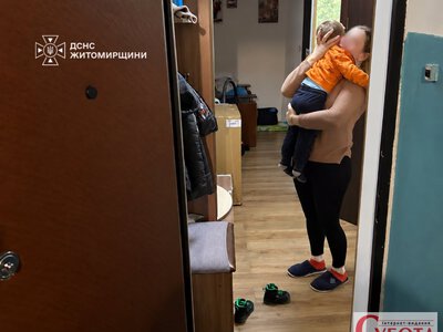 На Житомирщині рятувальники відчинили двері квартири, де сам залишився маленький хлопчик