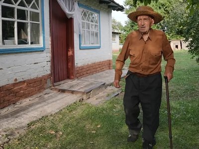 У 102 роки порається на городі й тримає бджіл: чим дивує останній мешканець села на Полтавщині