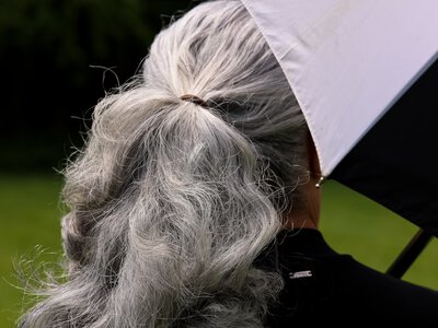 Сивина може поводитися зовсім інакше за решту волосся: чому її складніше фарбувати та укладати