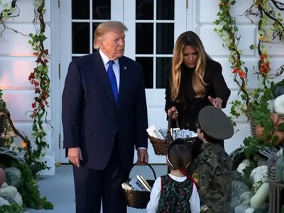 Перед Геловіном Трамп і Меланія прийняли в Білому домі дітей у російській військовій формі
