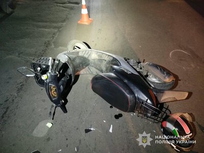 У Шостці зіткнулися скутер і Mitsubishi: 66-річного водія госпіталізували