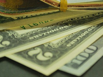 Готівковий долар не поспішає дешевшати попри стабілізацію міжбанку