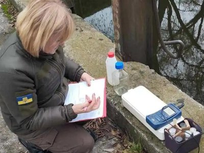 Темно-сіра вода та запах: на Рівненщині перевіряють інформацію про забруднення річки Корчик