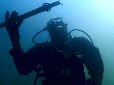 Пролежав у воді 3300 років і досі гострий: в Італії знайшли загадковий меч