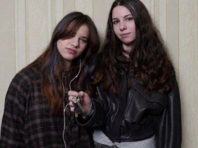 Втратили маму й дім через війну: сестри з Донеччини отримали власну квартиру