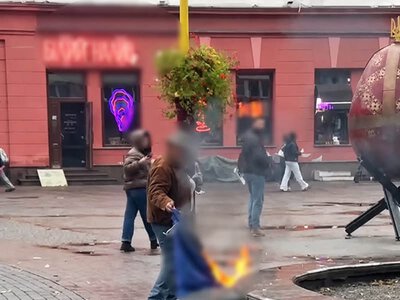 Жінці, яка підпалила Державний прапор у центрі Франківська, повідомили про підозру