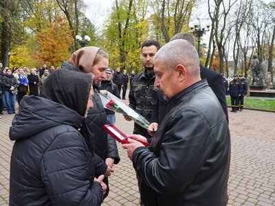 У Меморіальному сквері Івано-Франківська рідним воїна зі Старого Лисця вручили посмертний орден «За мужність»