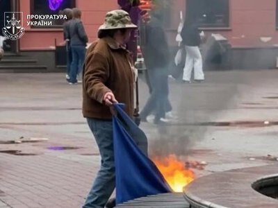 Публічно спалила державний прапор у середмісті Івано-Франківська: 47-річній жінці повідомлено про підозру