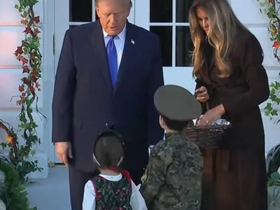 Трамп та перша леді пригощали дітей на Геловін: серед них помітили дівчинку в кокошнику та хлопчика в радянській формі