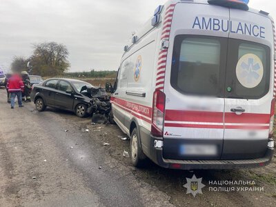 На Одещині швидка зіткнулася з легковиком: загинула жінка, постраждали двоє дітей (фото)