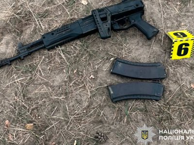 На Хмельниччині судитимуть двох чоловіків, які погрожували поліцейським автоматом АК-12