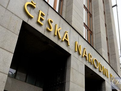 Співробітника Чеського нацбанку підозрюють у крадіжці готівки на десятки мільйонів крон