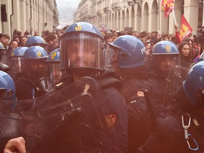 В Італії тисячі молодих людей і працівників вийшли на протести за посилених заходів безпеки
