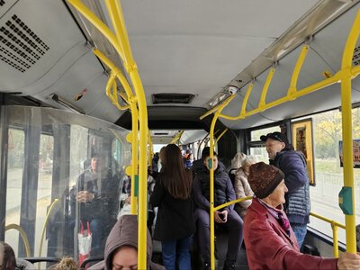 У Дніпрі оперативно вирішують проблему черг на зупинках через відключення світла