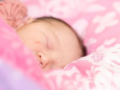  Народжуваність на Закарпатті усе падає — скільки дітей приходять у світ у Мукачеві та Ужгороді 