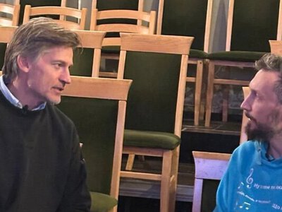  Окупація, війна та мистецтво: про що ветеран із Херсона говорив із зіркою Гри престолів 