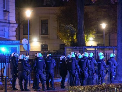 Туск спровокував акції протесту під будівлею Конституційного суду, Навроцький терміново повертається до Польщі
